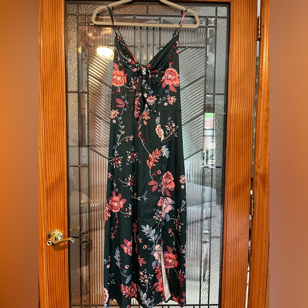 🌺 NWOT 🌺 Midi keyhole front floral dress